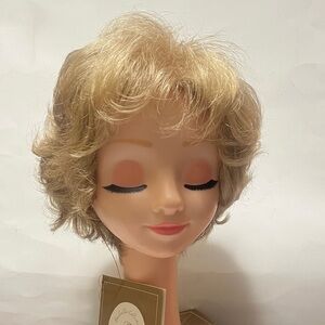 NWT Ensoleille Collection Wig SKE5
EVA color 26 Golden Honey Blonde